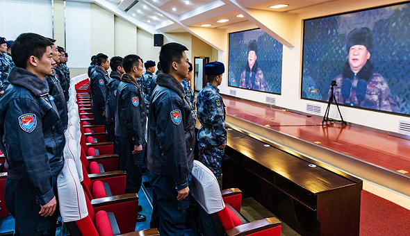 טייסים סינים צופים בנאומו של הנשיא שי ג'ינפינג