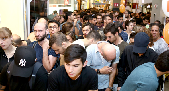 The line outside of Xiaomi's store in Tel Aviv, Wednesday. Photo: Sinay Izhaki 