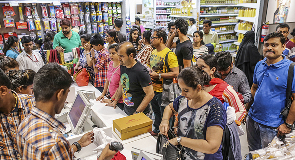 Retail shoppers. Photo: Bloomberg