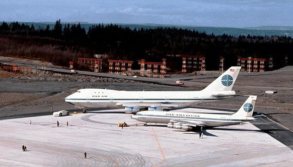 מטוס הג'מבו 747 לצד מטוס ה-707