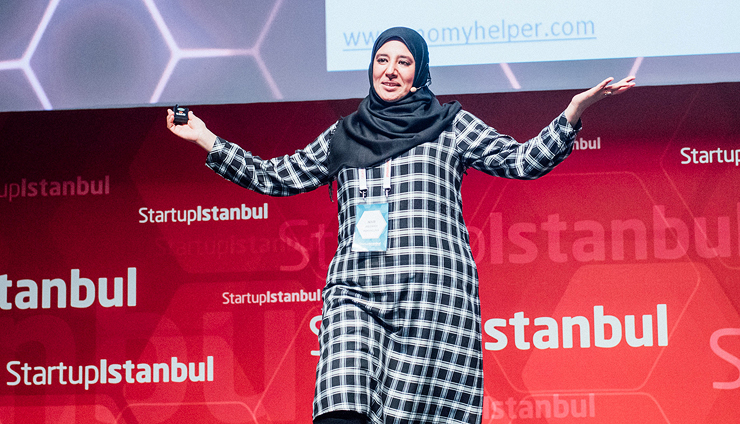 אל־חודַארי מציגה את האפליקציה Momy Helper בתחרות הענק Startup Istanbul, שבה זכתה במקום השני. "עזרה מקצועית ל־65 מיליון נשים ערביות בעולם"
