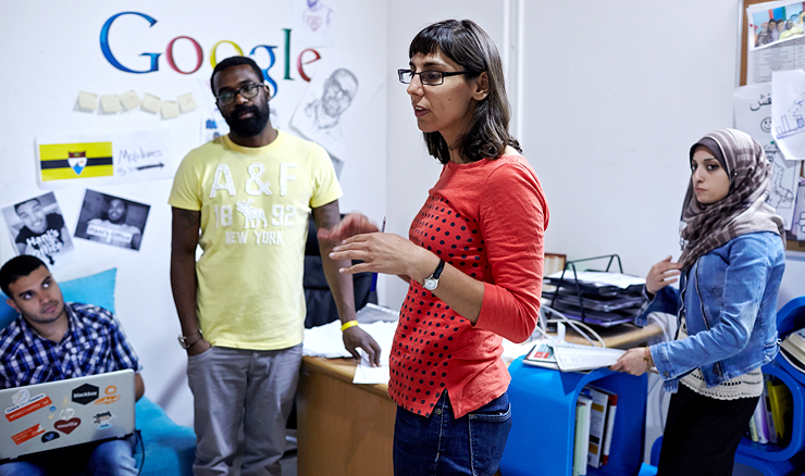 איליאנה מונטאוק, בוגרת הרווארד ויוצאת גוגל, ב־Gaza Sky Geeks. הקימה את המאיץ עבור גוגל והארגון ההומניטרי Mercy Corps, שהקציבו לו כ־900 אלף דולר