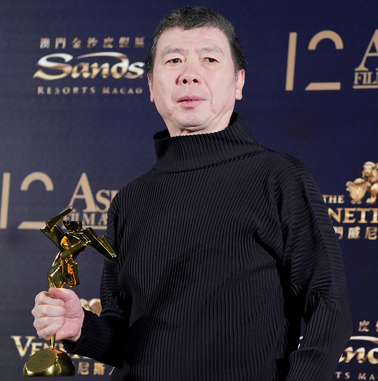 הבמאי פנג במרץ, עם פרס הסרט הטוב ביותר בפסטיבל במקאו (על "Youth"). האשים את צ'ווי בקריסת מניות האולפנים