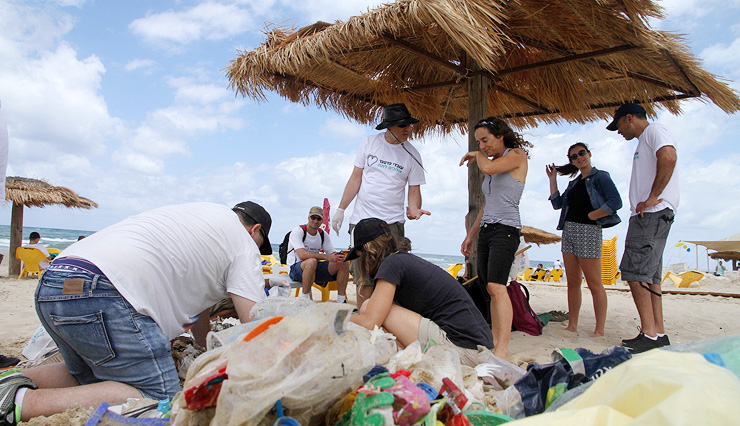 מבצע ניקוי פסולת בחוף מכמורת, צילום: זהר שחר