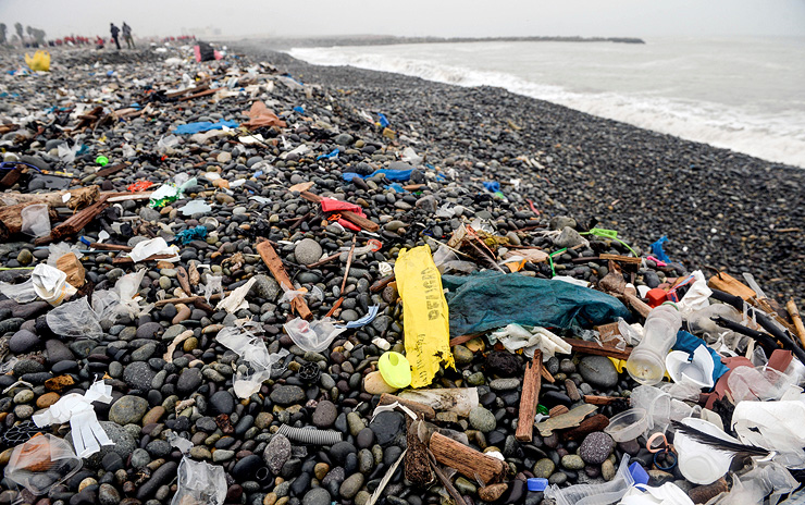 חוף מוכה זבל בלימה, פרו. רק 9% מהפלסטיק בעולם עובר מיחזור, צילום: איי אף פי