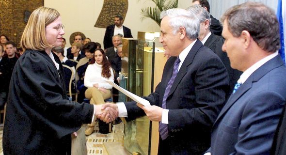 אורנית אגסי מקבלת את המינוי לשופטת ב-2002, עם הנשיא דאז משה קצב ושר המשפטים דאז מאיר שטרית