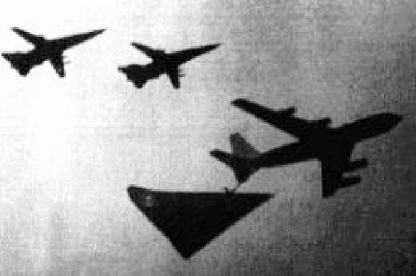 תמונת מטוס משולש החשוד כאורורה, לצד מטוס תדלוק וזוג מפציצי F111