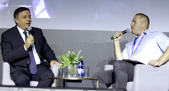 מימין: עמיר קורץ ואבי גבאי בוועידה הכלכלית הלאומית