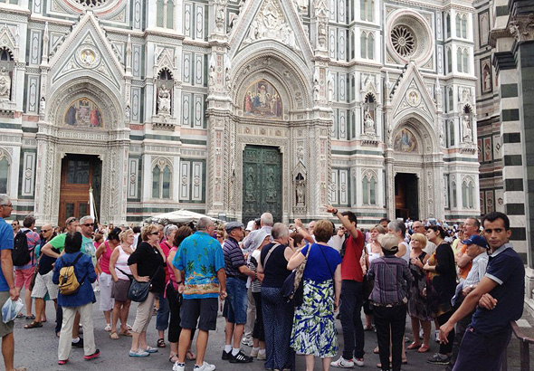 תיירים בפירנצה, צילום: papercitymag 