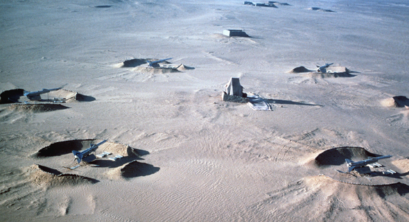 סוללת טילי S75. האלמנט במרכז הוא מכ"מ, סביבו מחפורות למשגרי טילים, צילום: Wikipedia