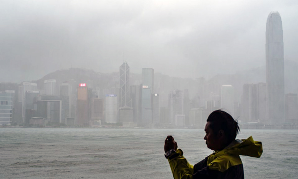 הסופה שפוגעת בהונג קונג , צילום: AFP