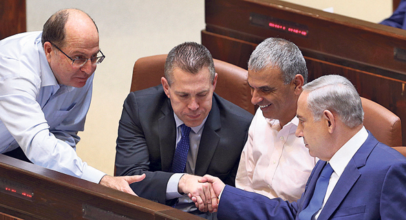 מימין: ראש הממשלה בנימין נתניהו, שר האוצר משה כחלון, השר לביטחון פנים גלעד ארדן ושר הביטחון דאז 