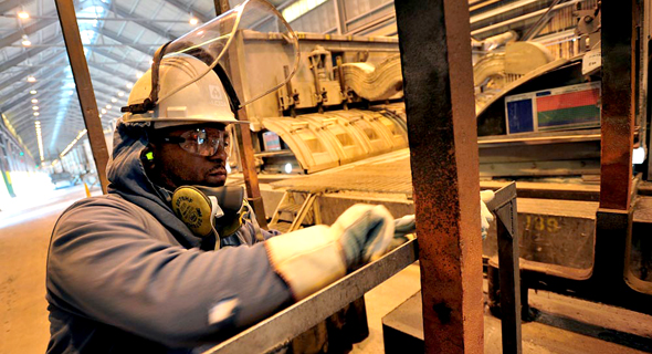 פועל במפעל אלקואה, צילום: בלומברג
