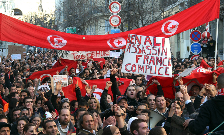 הפגנות להפלת נשיא תוניסיה בן עלי, ב־2010, על רקע מצב כלכלי קשה וטענות לדיכוי פוליטי ושחיתות. הנשיא שהודח היה מקורבו של בסנינו, צילום: איי פי
