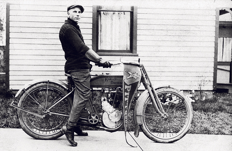 אחד הדגמים הראשונים של הארלי, 1910. התחילו מלחבר מנוע לאופניים, צילום: Getty Images/Transcendental Graphics