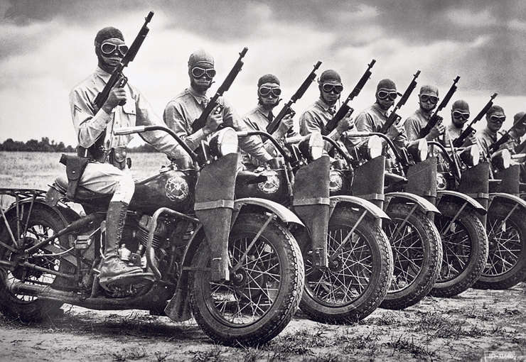 חיילים אמריקאים עם אופנועי החברה במלחמת העולם השנייה. אחר כך חיפשו אותם גם באזרחות