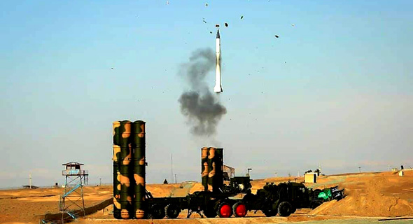טיל נהדף מחוץ לצינור השיגור שלו בסוללת S300 איראנית. מנוע הרקטה ניצת לאחר הדיפת הטיל מהרכב, צילום: payvand