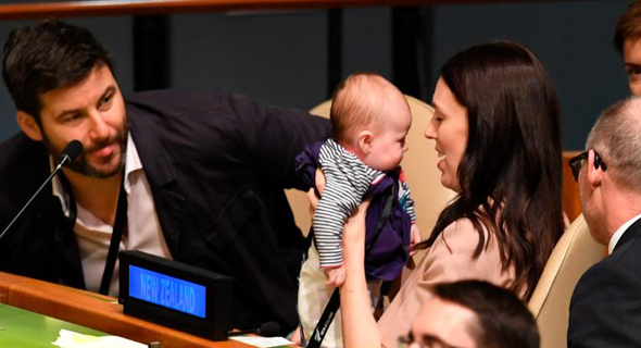 ראשת ממשלת ניו זילנד ג'סינדה ארדרן ובן זוגה עם התינוקת נב