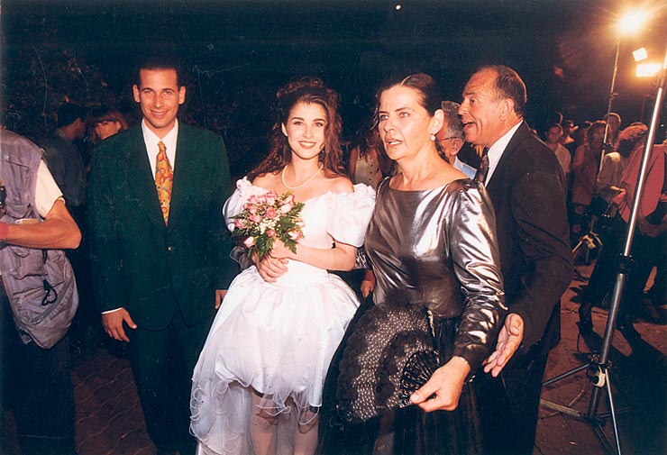אוברקוביץ' ואבן ביום חתונתם, 1993. מימין אביו יורם. חתונה שהיתה מפגן כוח עם צמרת מפלגת העבודה וראש הממשלה דאז יצחק רבין