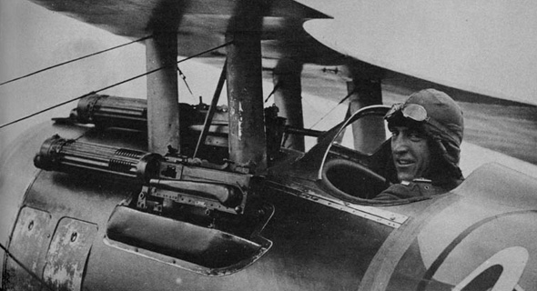 מקלעים ממוקמים מעל למנוע בוכנה של מטוס במלחמת העולם הראשונה
