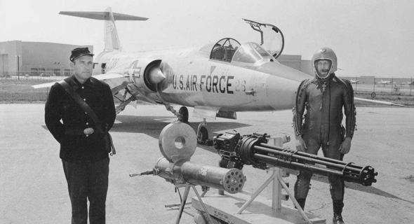 מטוס ה-F104 ולצידו תותח הוולקן והמקלע של ריצרד גאטלינג