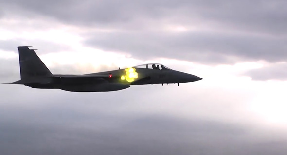 מטוס F15 יפני יורה בתותח הוולקן שמותקן בשורש הכנף שלו