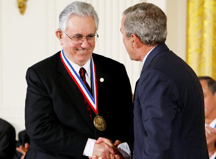 אדם  הלר מקבל את המדליה הלאומית מהנשיא ג'ורג' בוש, 2008. "זה הכי רחוק שאפשר להגיע. מעמד עצום, עצום"