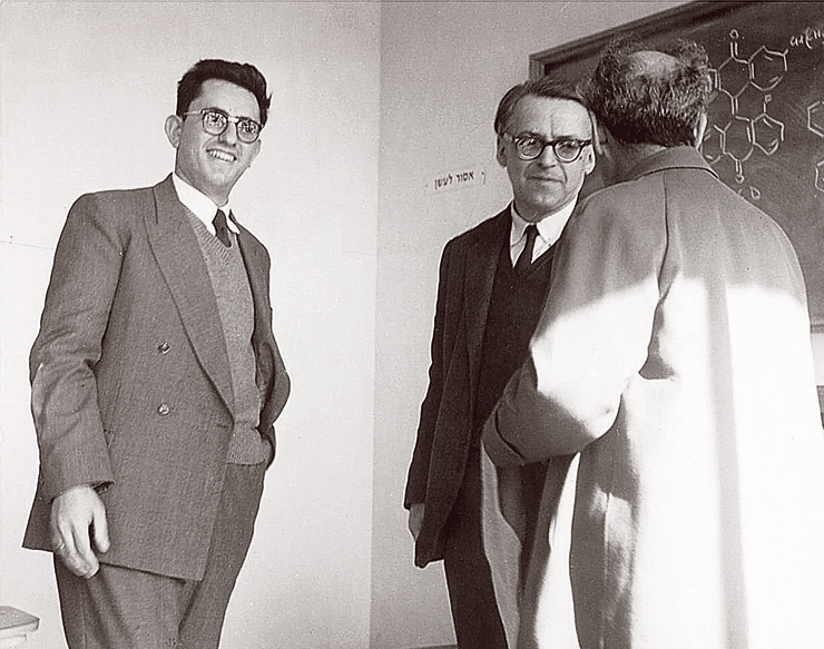 אדם הלר (משמאל) עם פרופ' ברגמן, חתן פרס ישראל ואבי תוכנית הגרעין הישראלית, 1961. "הייתי השוליה שלו"