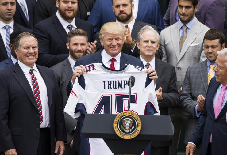 טראמפ מקבל את חולצת הפטריוטס, אלופת הליגה 2017. דרש מבעלי הקבוצות לפטר שחקנים שמחו פוליטית 