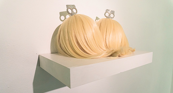 פונפונים עשויים שיער וסברובסקי, המוצגים בתערוכה. "פטישיזציה של הגוף", צילום: שרון פדידה. באדיבות האמנית וגלריה רו-ארט