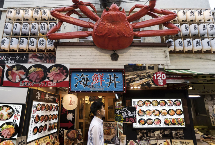 בשוק ובסביבתו נפתחו עשרות מסעדות, בהן מסעדות הסושי מן הטובות בטוקיו