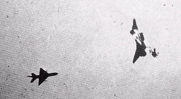 המטוס לצד מיג 21 (משמאל), שכבר לא יזכה לנחיתה רכה