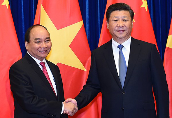 מימין: נשיא סין שי ג'ינפינג וראש ממשלת וייטנאם נגויין שואן פוק