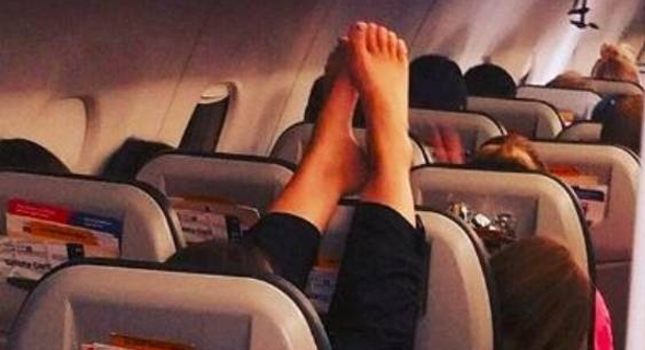 תעופה טיסה רגליים נעליים נוסעים, צילום: PassengerShaming
