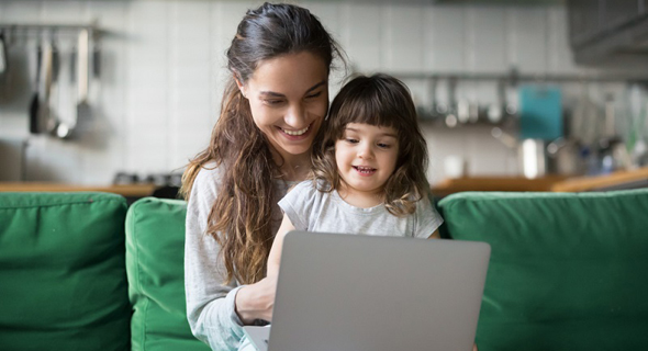 A mother and a daughter using a laptop. Photo: Shutterstock