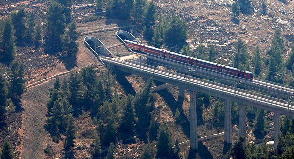 רכבת ישראל בכניסה למנהרה