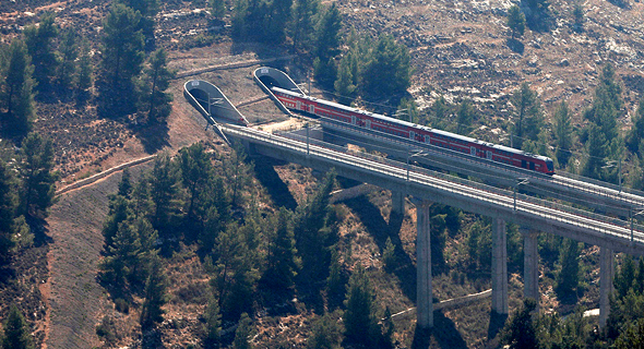 רכבת ישראל בכניסה למנהרה בקו תל אביב ירושלים, צילום: רויטרס