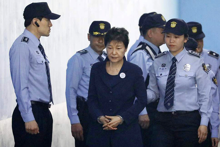 הנשיאה לשעבר של דרום קוריאה. הורשעה בקבלת שוחד ונשלחה לכלא ל-24 שנה