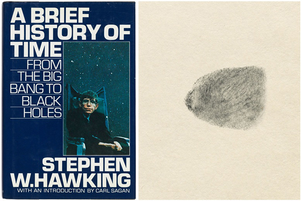הספר "תולדות קיצור הזמן" של סטיבן הוקינג עם טביעת  האצבע שלו