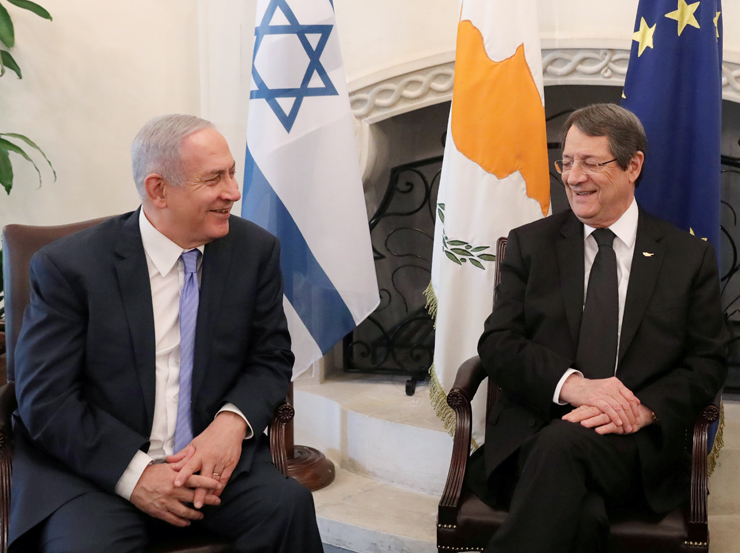 נשיא קפריסין ניקוס אנסטסיאדיס (מימין) ונתניהו בפסגה בקפריסין במאי. "מדינת ישראל לא עושה שום מאמץ כדי לדרוש את חלקה"