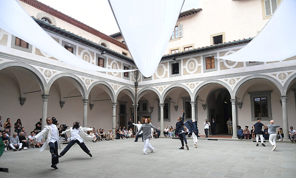 רקדנים מציגים את קולקציית סומא בפירנצה. סינרגיה בין מחול לאופנה