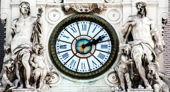 השעון של הוטל דה וויל בפריז. האם הוזזו המחוגים בפעם האחרונה?
