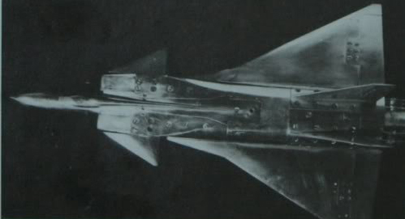 עיצוב מוקדם של ה-J20, בדגם שנבחן במנהרת רוח בסוף שנות התשעים, צילום: fightersweep