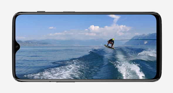 מסך הטלפון, עם המגרעת הזערורית שבראשו, צילום: OnePlus