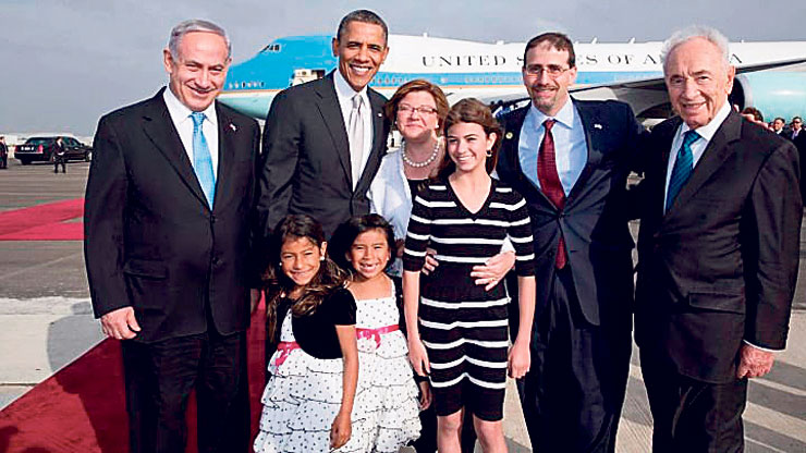 שפירו, אשתו ובנותיו עם פרס, נתניהו ואובמה, בעת ביקורו של נשיא ארה"ב ב־2013. נשארו גם בגלל הבנות, כשהבכורה כעת במכינה קדם־צבאית