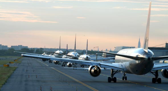 מטוסים על מסלול הטיסה, צילום: גטי אימג