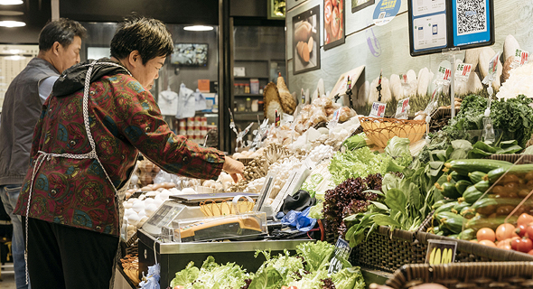 סינים קונים ירקות ומצרכים באפליקציה באמצעות QR, צילום: בלומברג