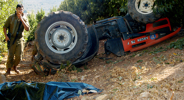 הרוג בתאונת טרקטור במטע במטולה 2005, צילום: אביהו שפירא