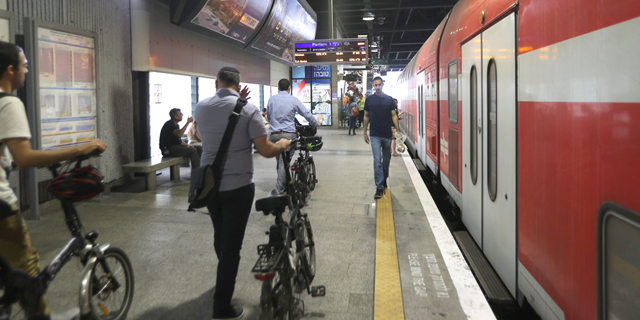 סמוטריץ&#39; בוחן: איסור על תנועת אופניים בתחנות הרכבת 