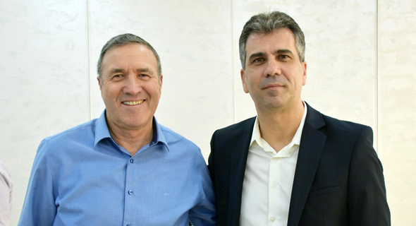 מימין: שר הכלכלה אלי כהן ומנהל רשות ההשקעות נחום איצקוביץ